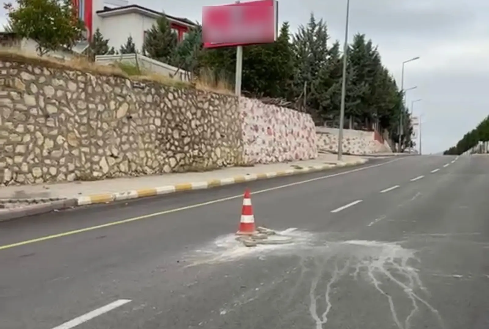 Adıyaman’da parke taşına çarparak devrilen motosiklet ve kaza bölgesi