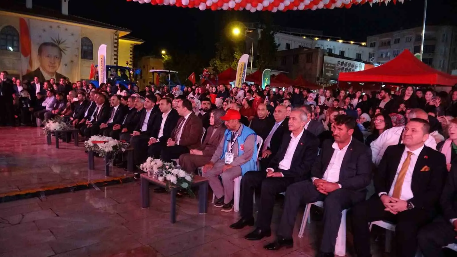 Kilis Biber Festivali yürüyüşü ve konser programından kalabalık etkinlik görüntüsü