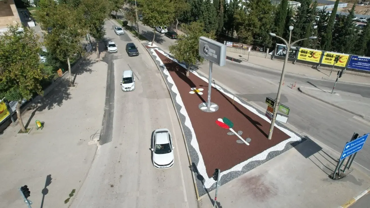 Adıyaman’daki park, kavşak ve refüjlerde yürütülen peyzaj ve bakım çalışmaları