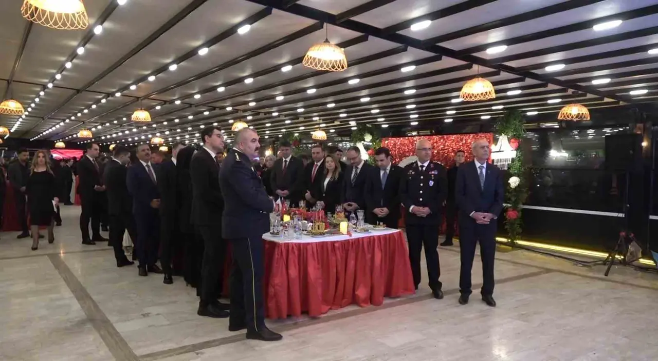 Kilis Polis Evi’ndeki Cumhuriyet Bayramı resepsiyonunda kent protokolü ve katılımcılar