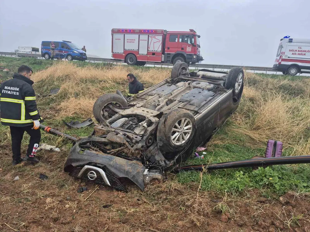 Kızıltepe’de kontrolden çıkan otomobil devrildi, 3 kişi yaralandı