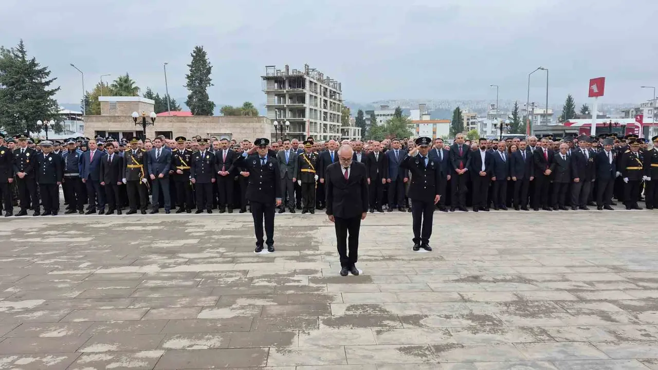 Adıyaman Valiliği önündeki Atatürk Anıtı’nda düzenlenen çelenk sunma töreni