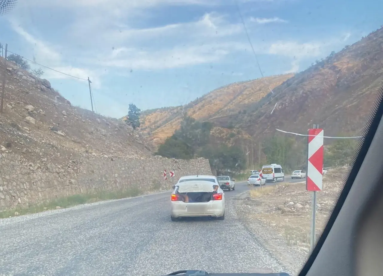Adıyaman yolunda otomobilin bagajındaki kişi kameraya yansıdı