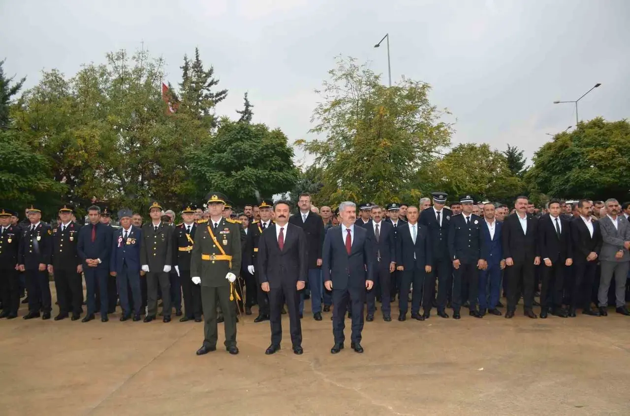 29 Ekim Cumhuriyet Bayramı kutlamaları çelenk sunma töreniyle başladı