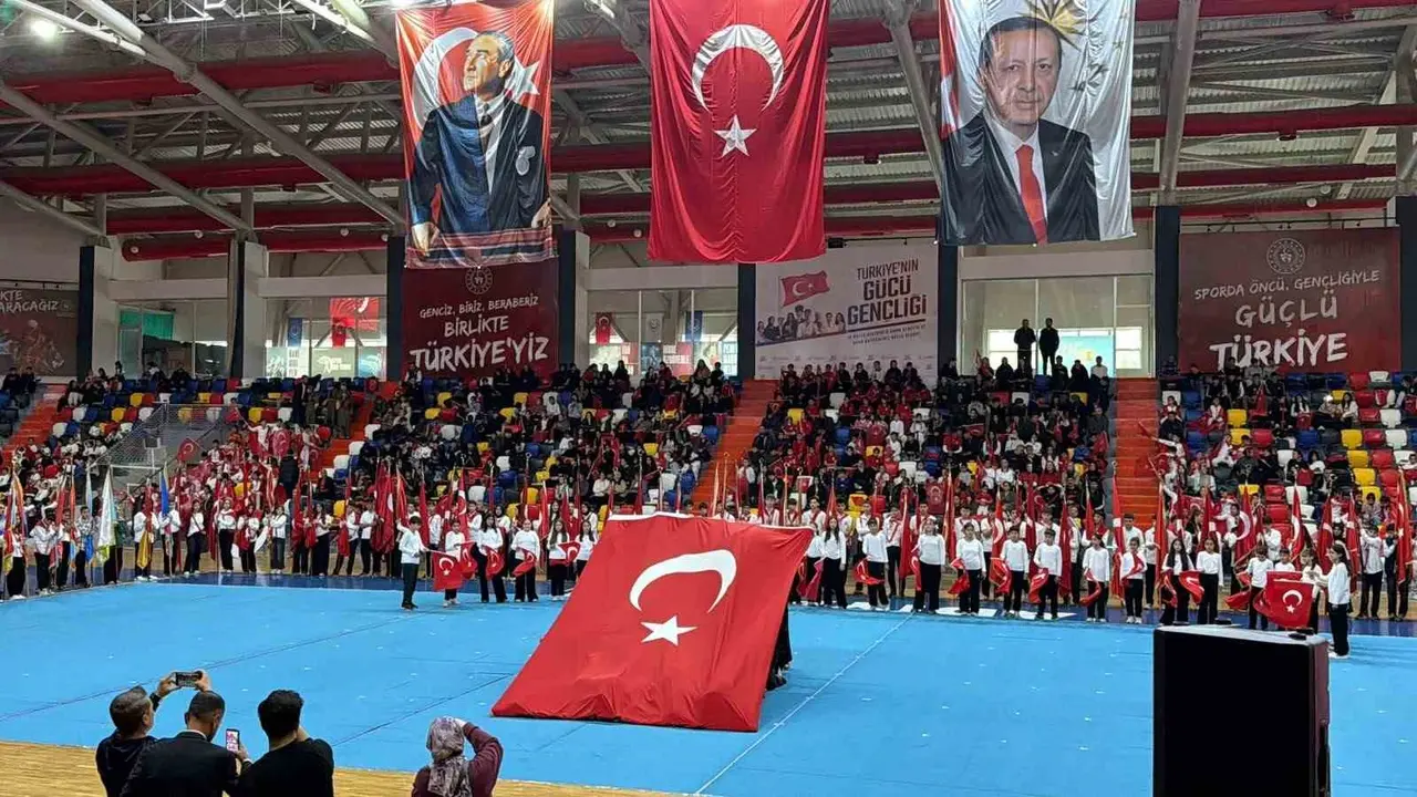 Adıyaman Yeni Mahalle Kapalı Spor Salonu’ndaki 29 Ekim Cumhuriyet Bayramı töreninden genel görünüm