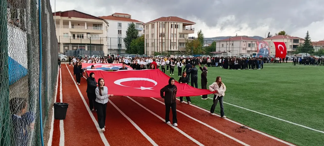 Gölbaşı’ndaki 29 Ekim Cumhuriyet Bayramı töreninden, Atatürk Anıtı ve katılımcılar