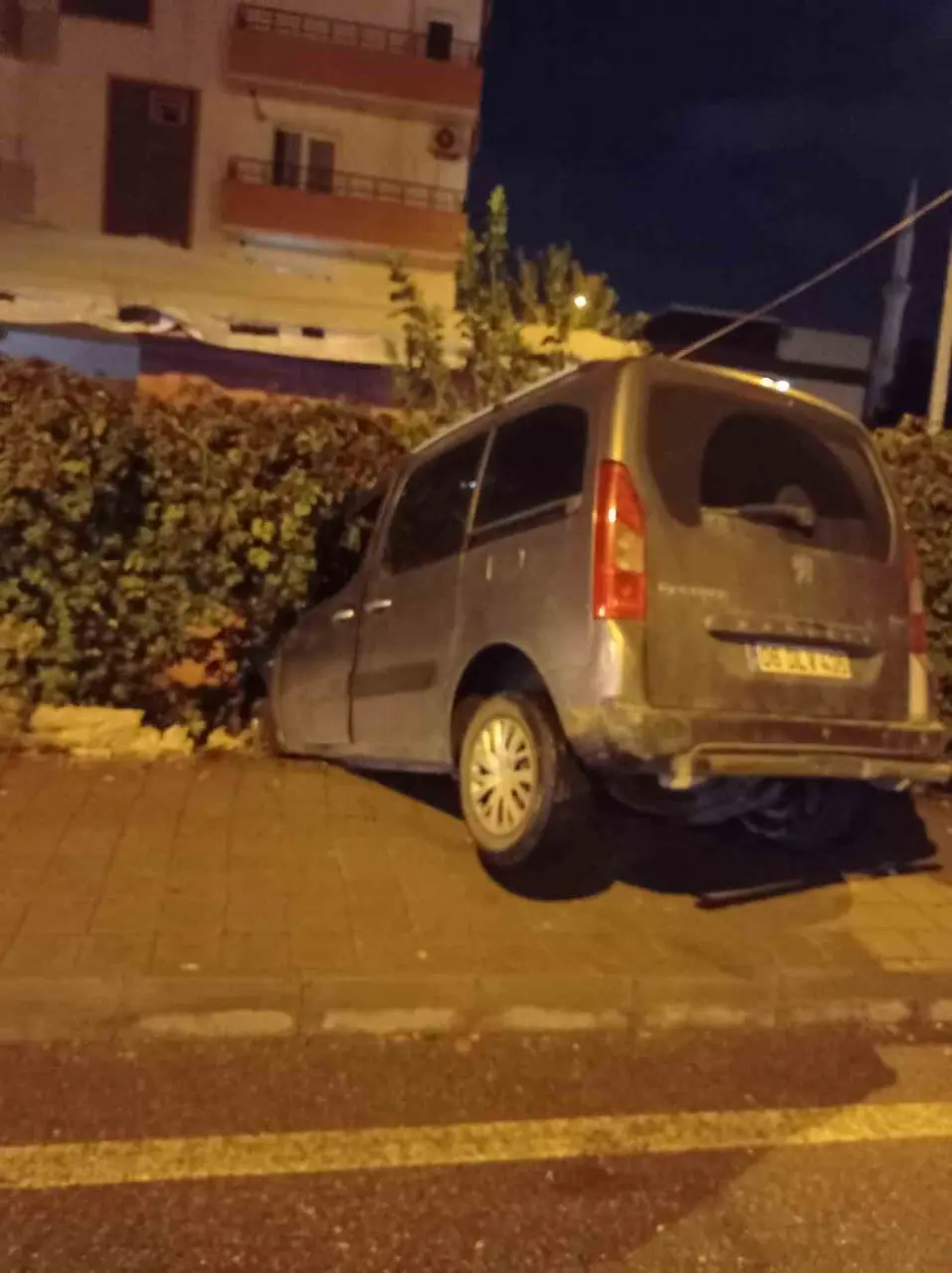 Batman’da otomobille çarpışan hafif ticari araç bahçe duvarına çarptı