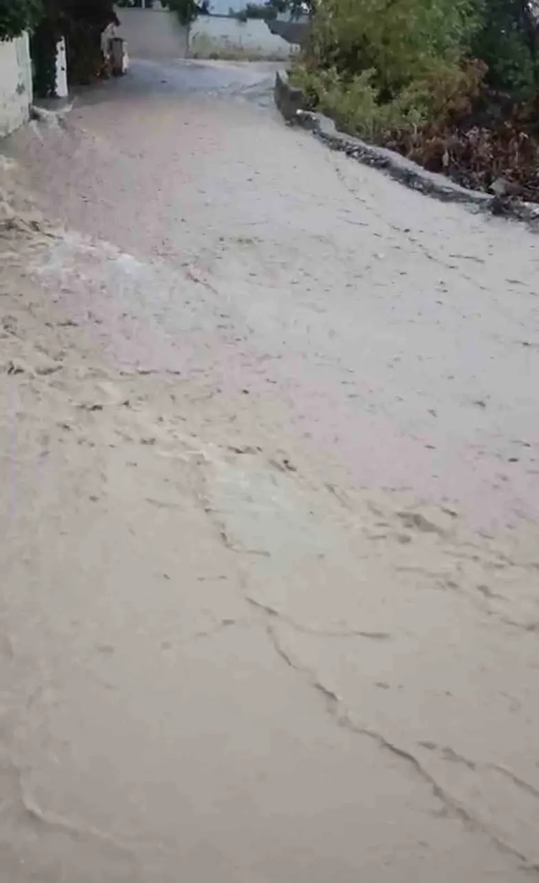 Tut ilçesinde sağanak sonrası suyla kaplanan cadde ve sokaklarda belediye ekiplerinin tahliye çalışması
