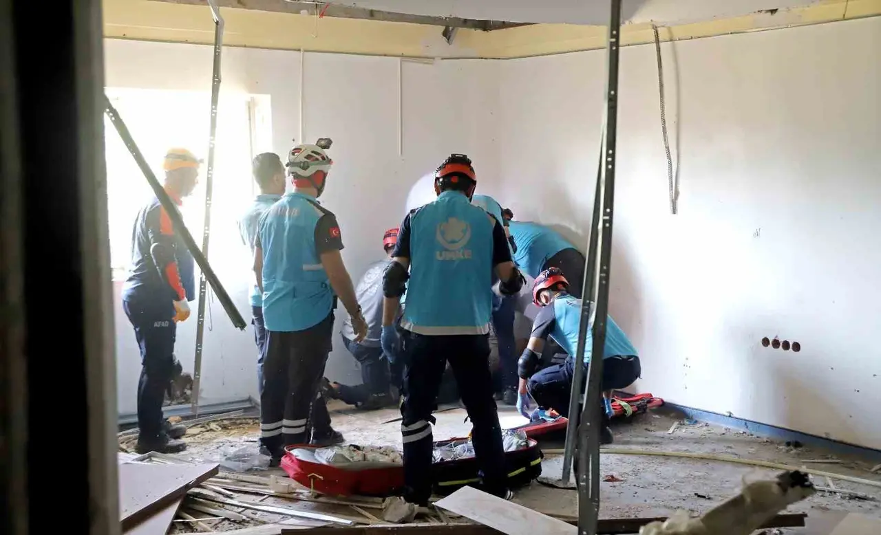 Şanlıurfa Bozova’daki UMKE tatbikatında enkazdan yaralı çıkarma ve ekiplerin müdahale çalışması