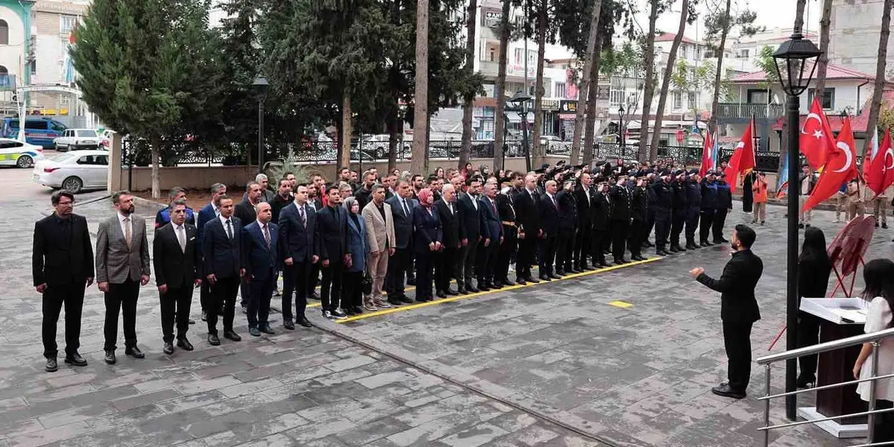 Araban Hükümet Konağı bahçesinde düzenlenen Cumhuriyet Bayramı çelenk sunma töreni