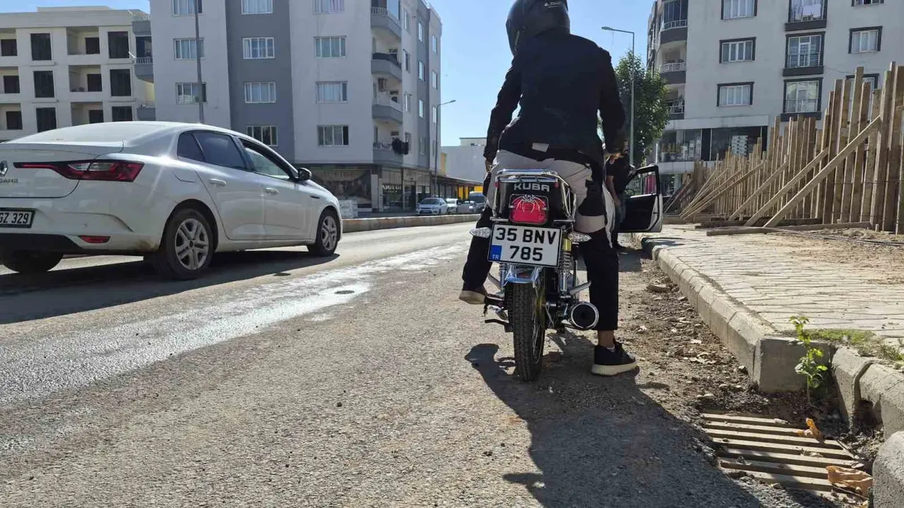 Direksiyon kontrolünü yitiren motosiklet devrildi: Bir yolcu yaralandı
