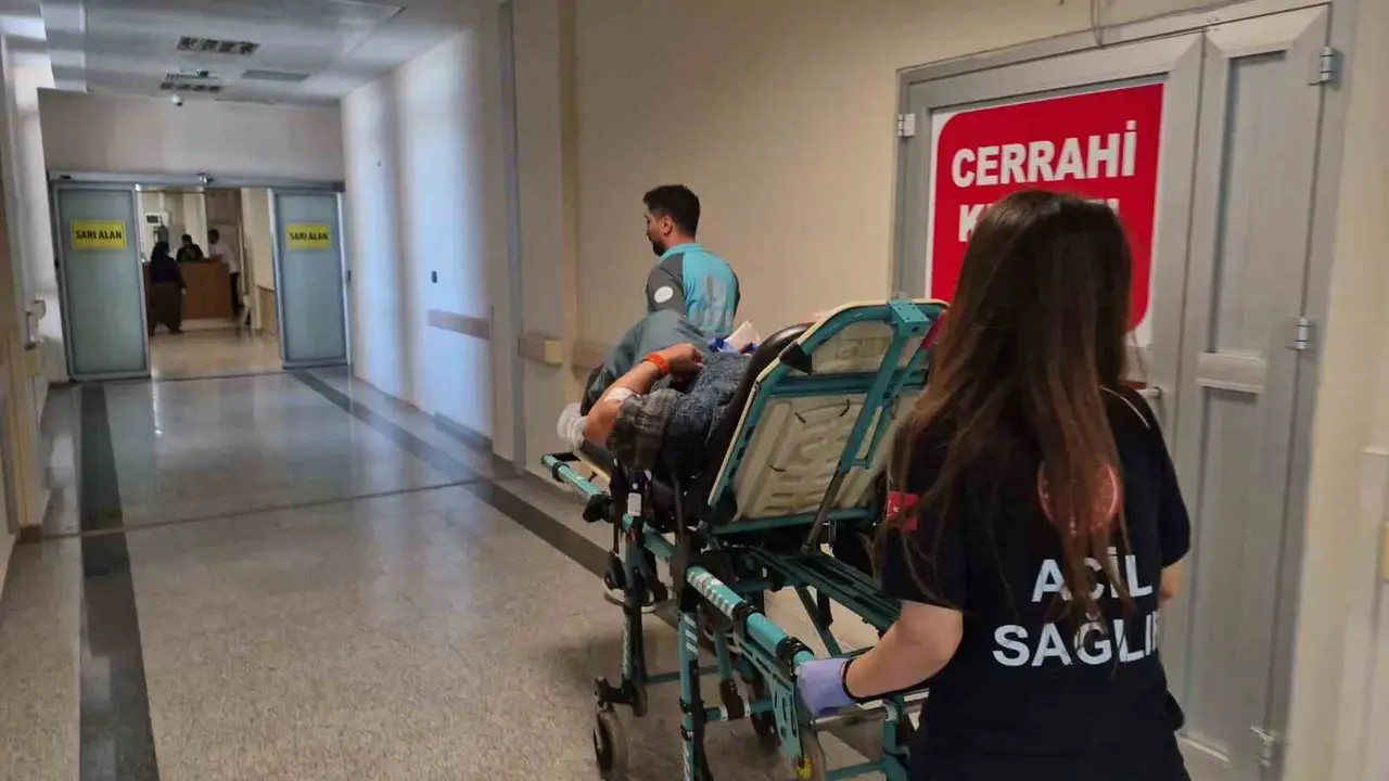 Otobüste dengesini yitiren 72 yaşındaki yolcu bıçakla yaralandı