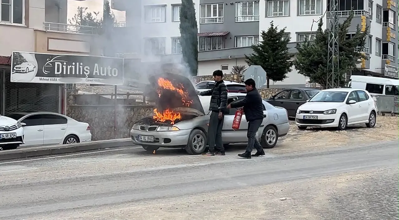 Besni’de ilerleyen otomobilde çıkan yangın söndürüldü