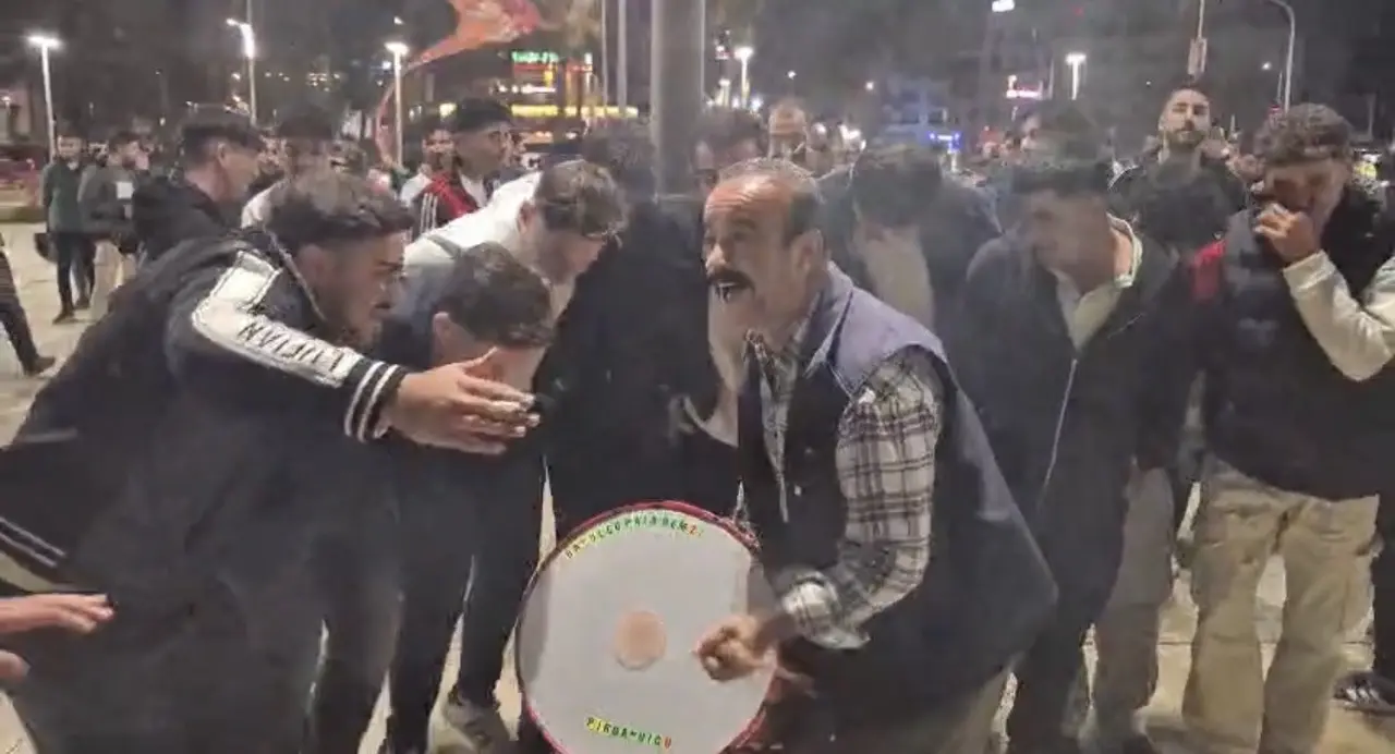 Adıyaman’da sarı-kırmızılı bayraklarla kutlama yapan Galatasaray taraftarları ve araç konvoyu
