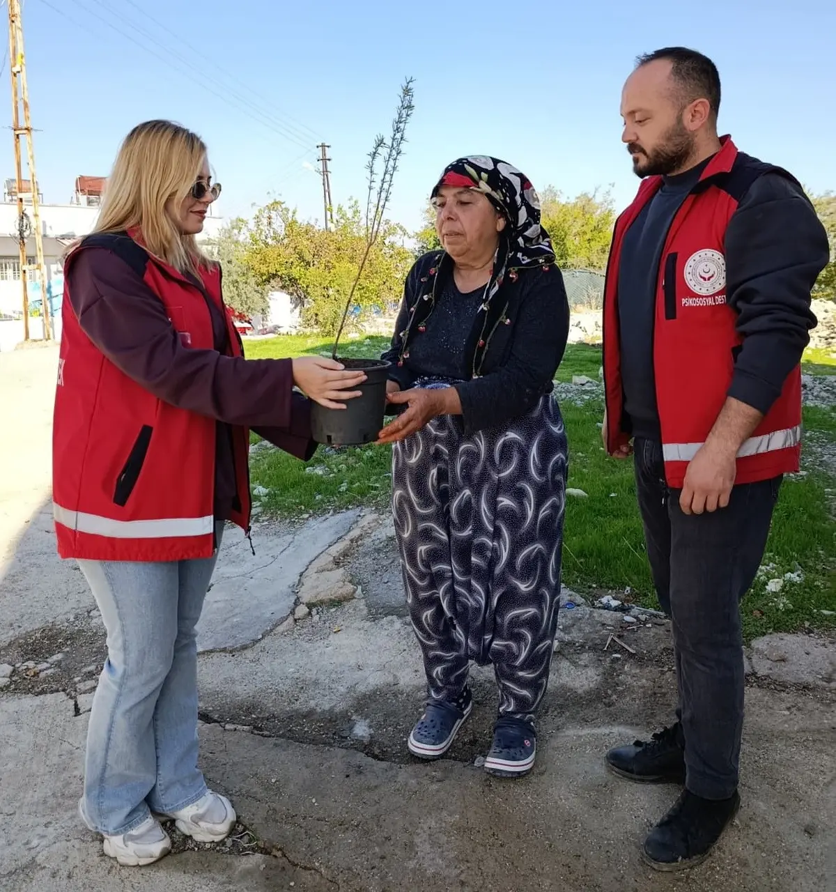 Besni’de yalnız yaşayan yaşlılara doğayla buluşmaları için fidan desteği