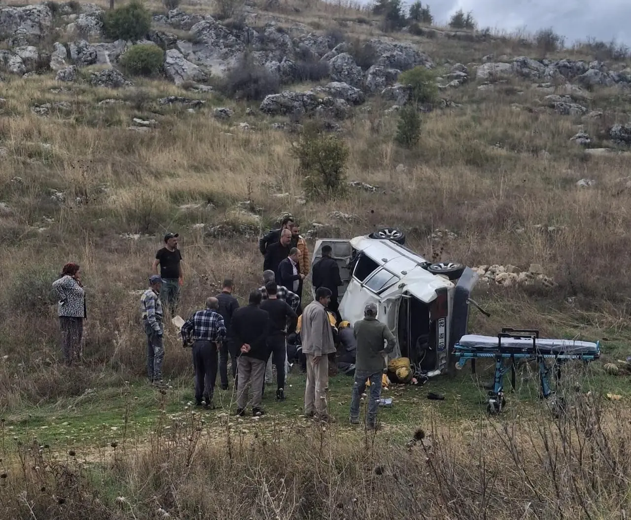 Besni’de kontrolden çıkan otomobil şarampole devrildi