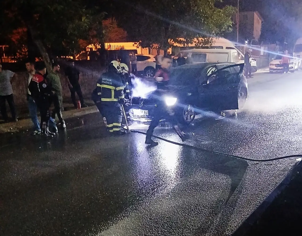 Batman’da otomobilin motorunda çıkan yangın paniğe neden oldu