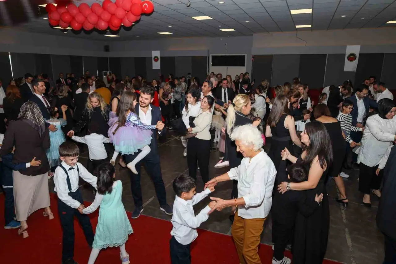 Gaziantep’te minik öğrenciler Cumhuriyet sevincini aileleriyle dans ederek yaşadı