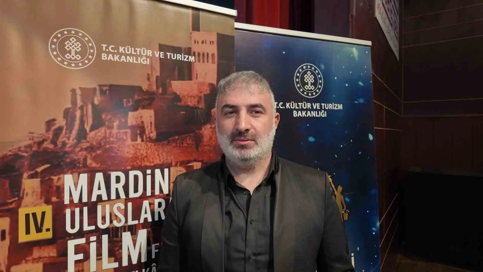 Mardin Artuklu Üniversitesi’ndeki festival açılış töreninde sanatçılar ve festival yöneticileri