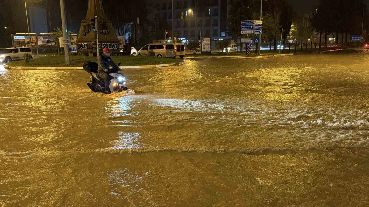 Adıyaman’da sağanak sonrası su birikintileriyle kaplanan cadde ve yollarda mahsur kalan araçlar ile tahliye çalışması yapan belediye ekipleri
