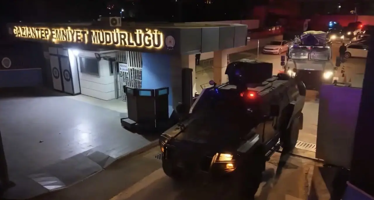 Gaziantep’te düzenlenen operasyonda güvenlik güçleri ve ele geçirilen silahlarla ilgili haber görseli
