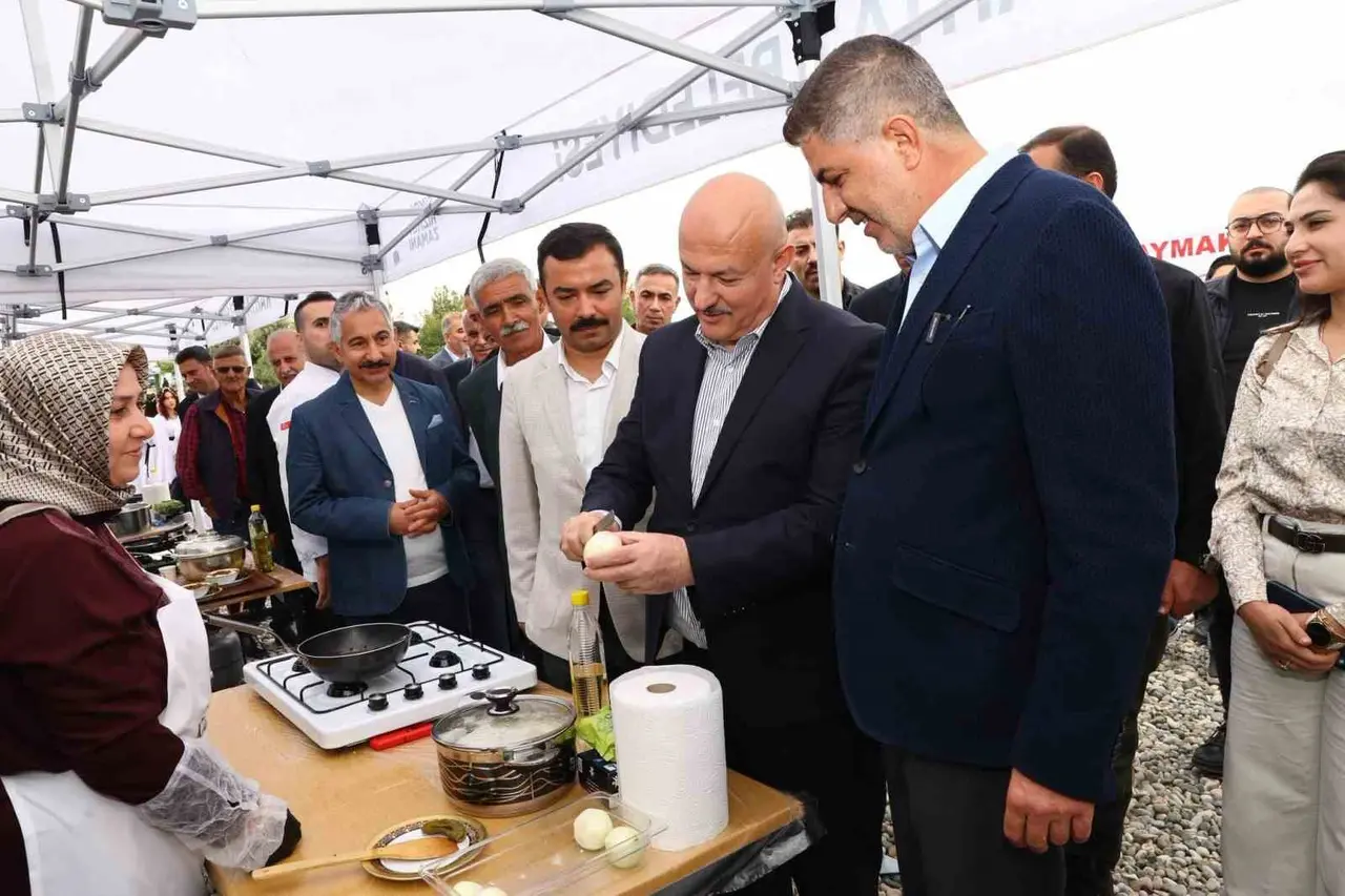 Karakuş Tümülüsü’nde düzenlenen KAHTAFEST etkinliğinden, yöresel yemekler ve festival gösterileri