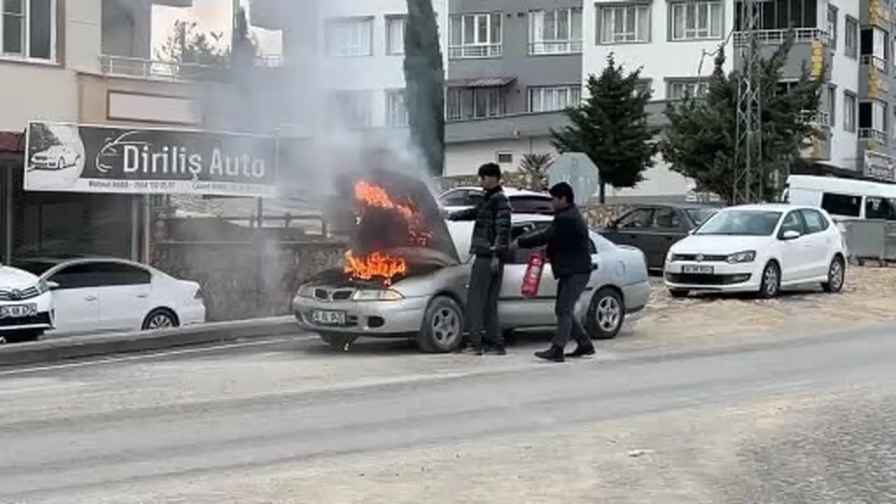 Besni’de ilerleyen otomobilde çıkan yangın söndürüldü