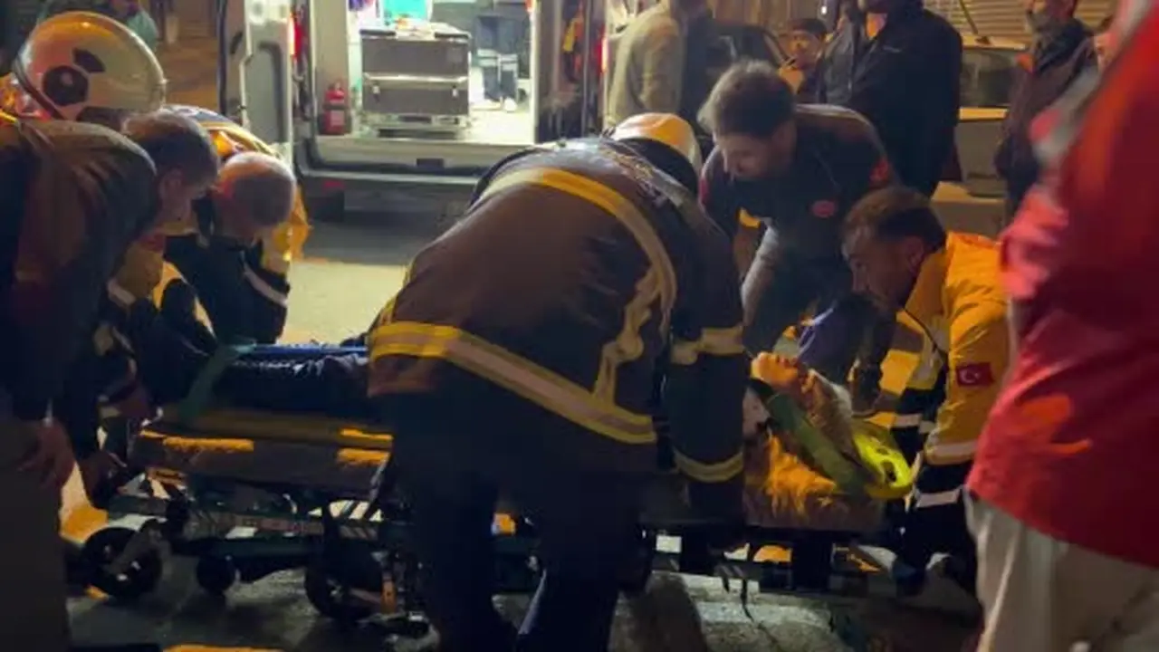 Kahta’da kavşakta çarpışan araçlar vitrine savruldu: 2 yaralı