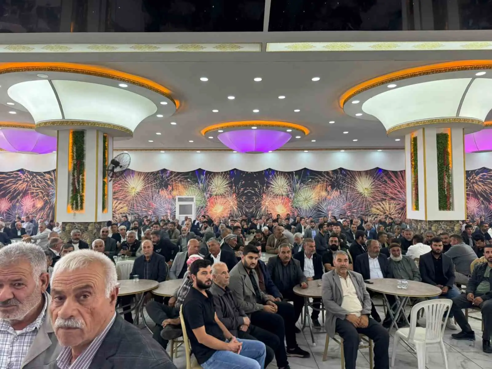 Birecik’te barış yemeği için bir araya gelen aileler ve kalabalık katılımcı grubu