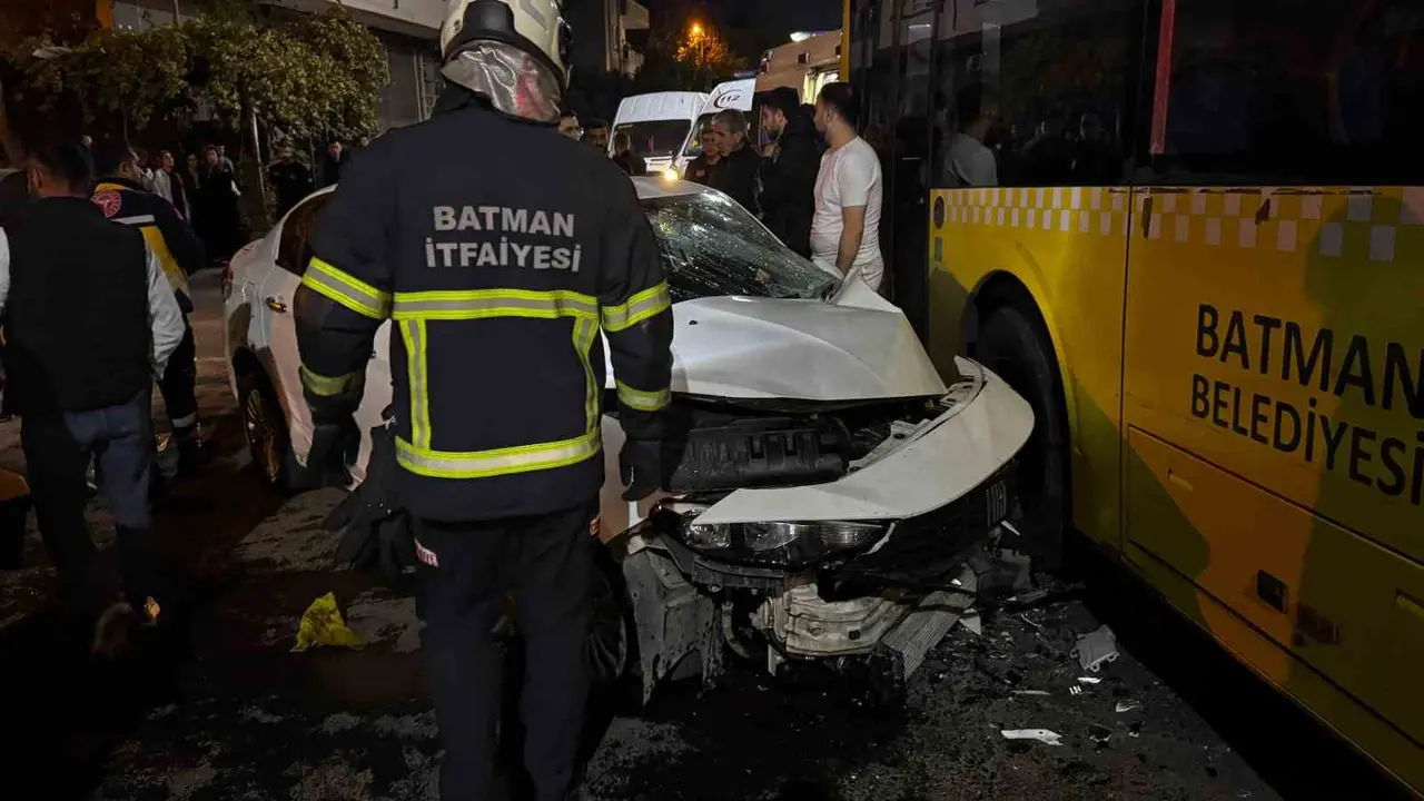 Batman’da otomobilin belediye otobüsüyle çarpıştığı kazada iki kişi yaralandı