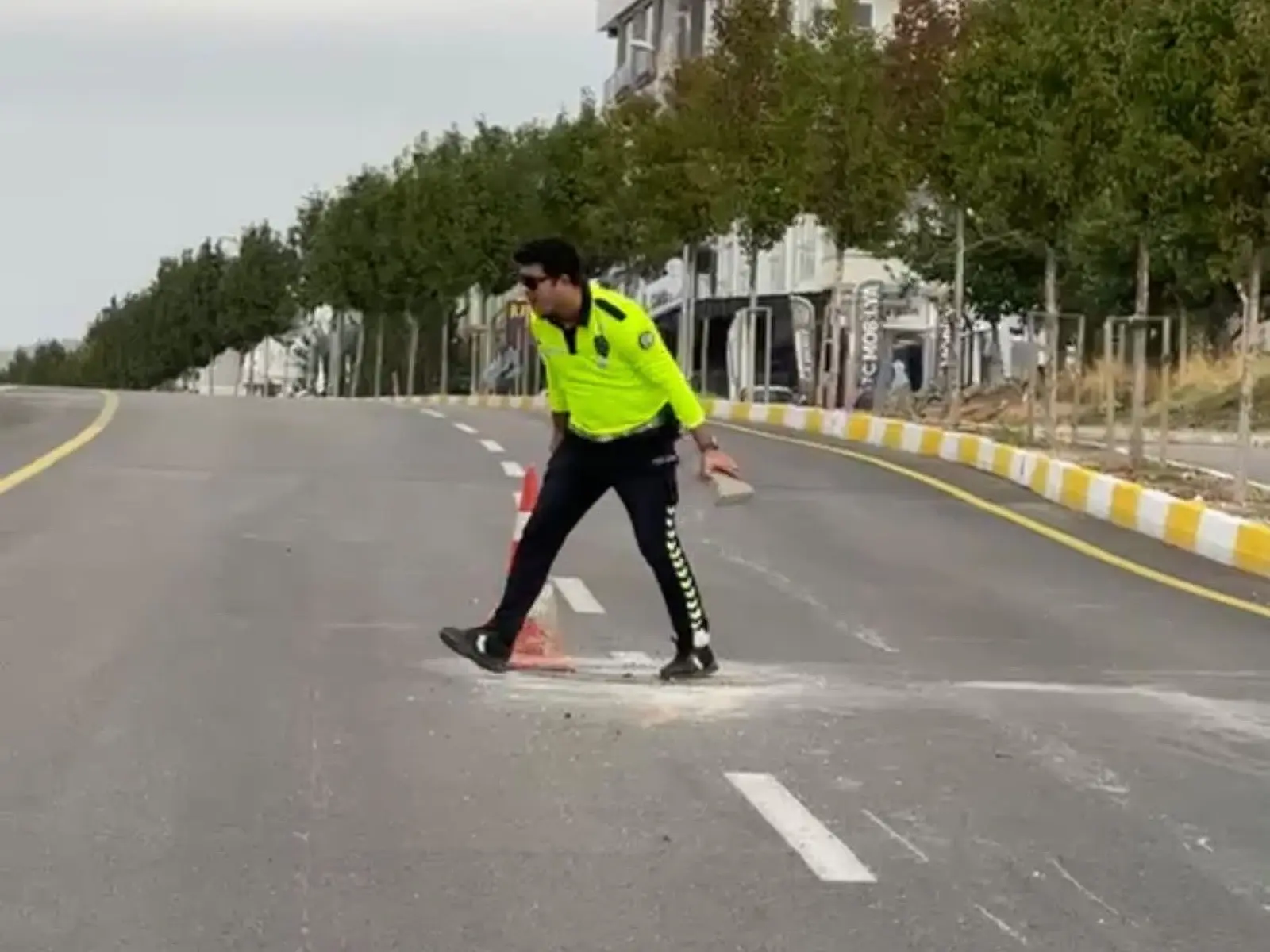 Adıyaman’da parke taşına çarparak devrilen motosiklet ve kaza bölgesi