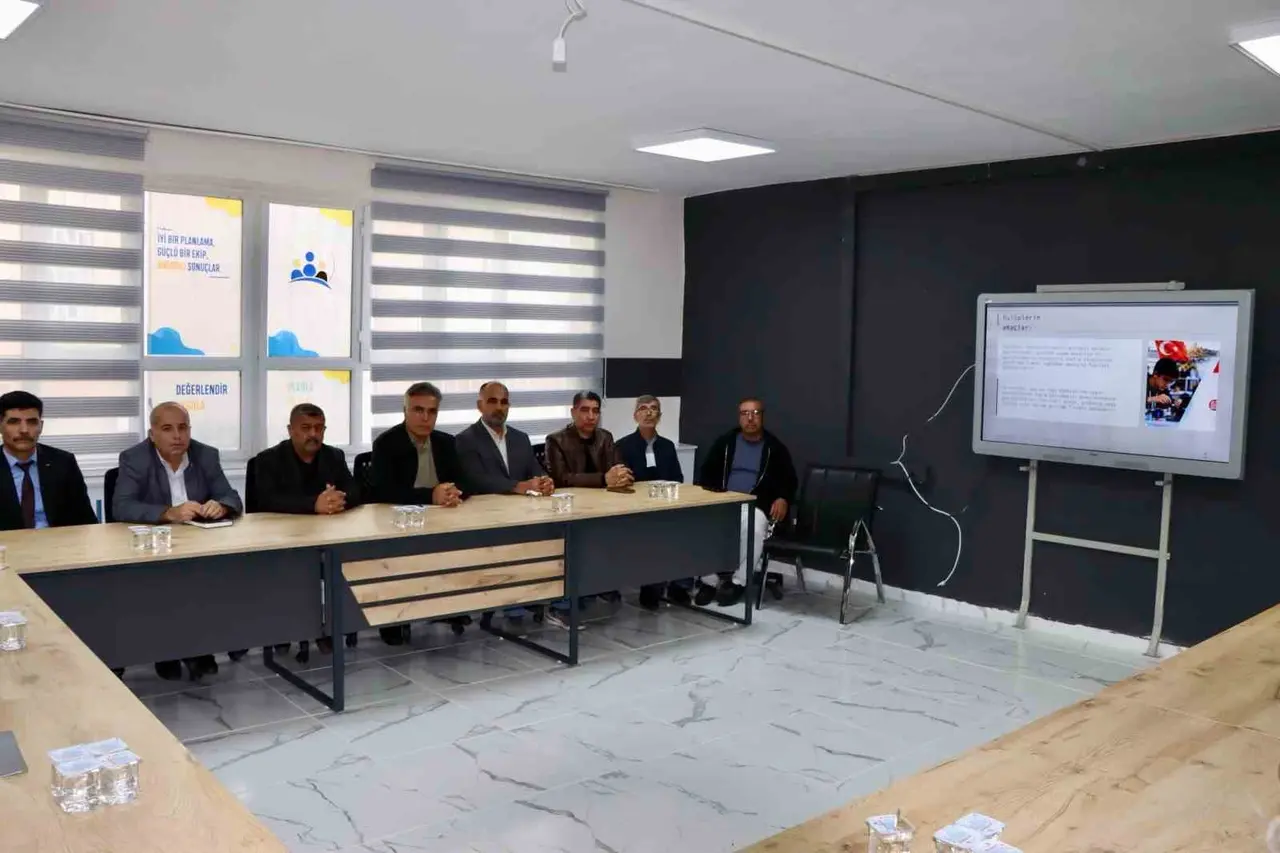 Kahta’daki toplantıda okul yöneticileriyle bilim ve teknoloji projeleri üzerine değerlendirme yapılırken çekilmiş toplantı görüntüsü