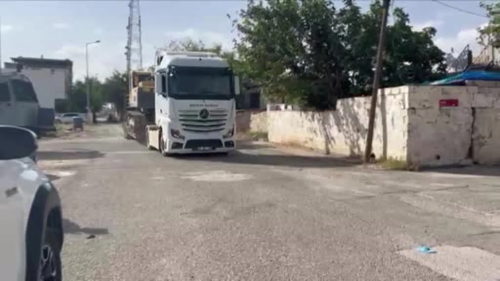 Adıyaman’da güvenlik önlemleri altında iş makineleriyle kaçak yapıların yıkılması