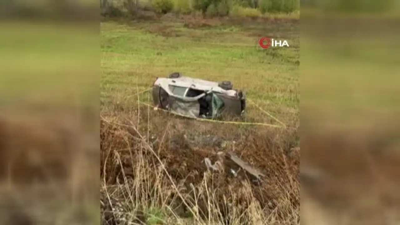 Şarampole devrilen otomobil ve kaza bölgesi