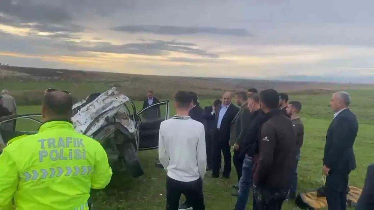 Şanlıurfa’da şarampole yuvarlanan otomobil ve kaza bölgesinde ekiplerin çalışması