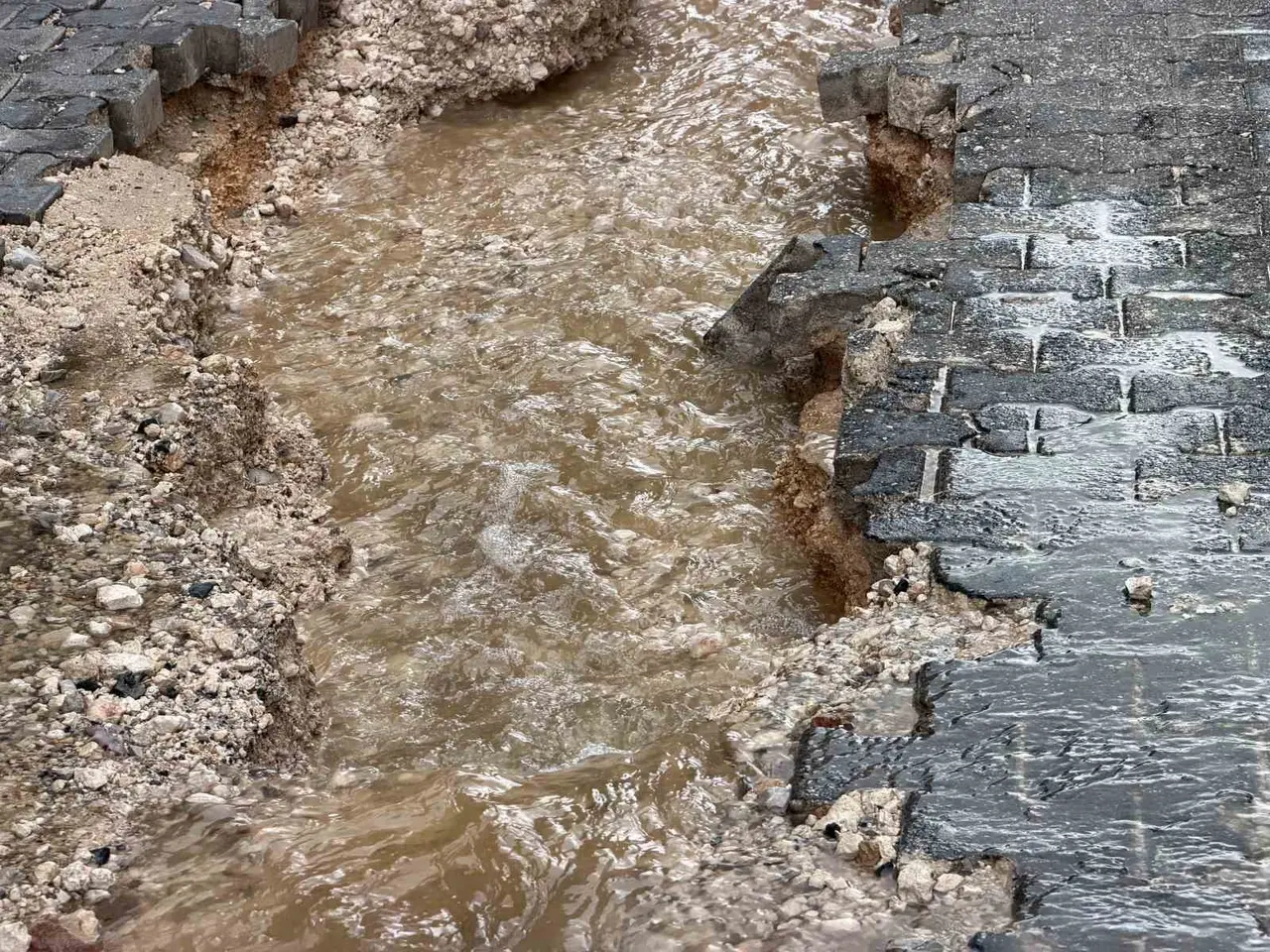 Mazıdağı’nda yağış sonrası cadde ve sokaklarda hasar oluştu