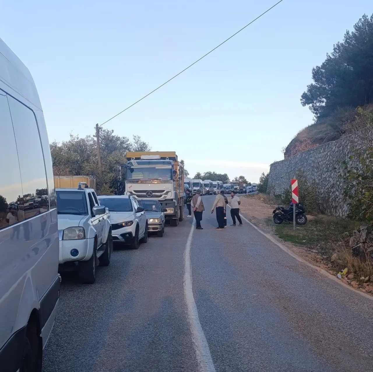Palanlı Köyü yakınlarında kontrollü patlatma nedeniyle ulaşıma kapanan Adıyaman-Çelikhan kara yolu ve oluşan araç kuyruğu