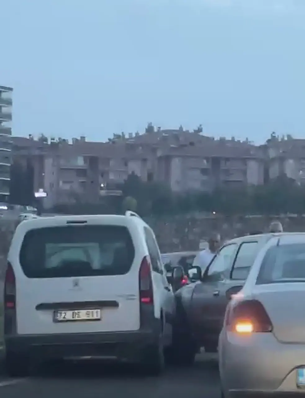 Batman Kuyubaşı Mahallesi’ndeki köprülü kavşakta kazaya karışan üç araç ve olay yerindeki trafik ekipleri