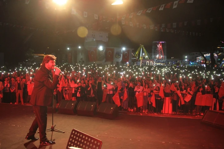 Ahmet Şafak yeni şarkısı "Bizden Olmaz"ı ilk kez Kula’da seslendirdi
