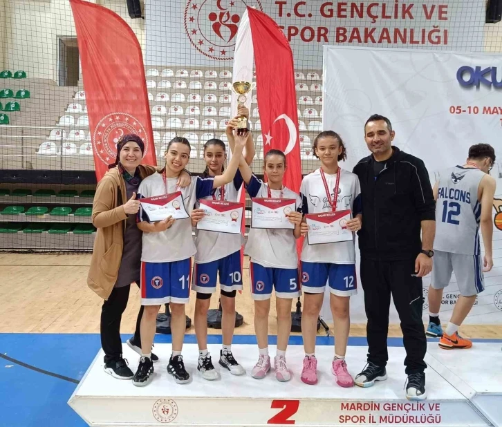 Ahmetli Gazi Ortaokulu sporcuları Türkiye 2’ncisi oldu
