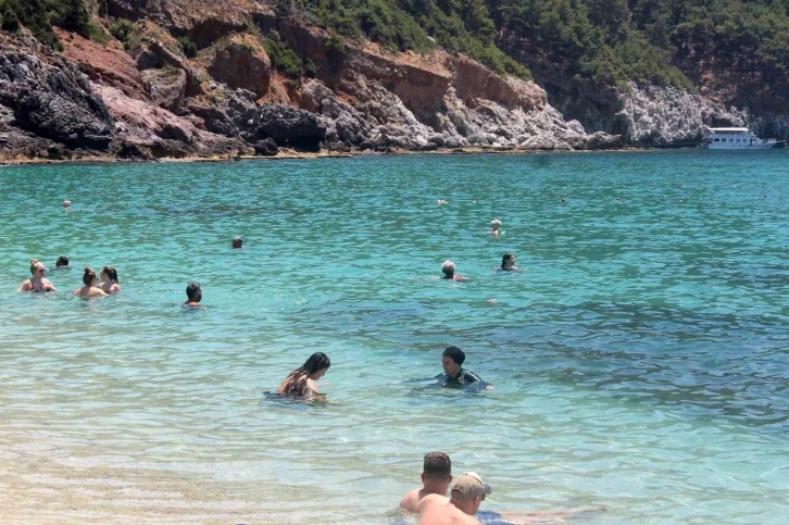 Alanya’da sıcak havanın keyfini dünyaca ünlü Damlataş Plajı’nda çıkardılar
