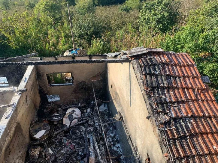 Alaplı’da tek katlı ev yandı
