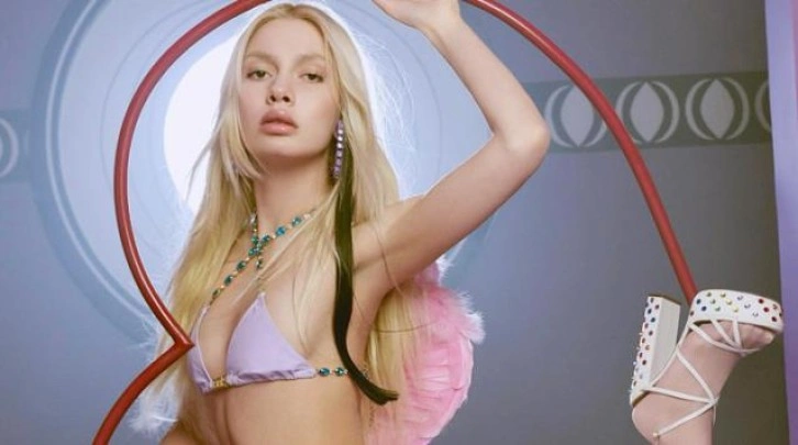 Aleyna Tilki, yeni İngilizce şarkısının klibindeki bikinili pozlarını paylaştı