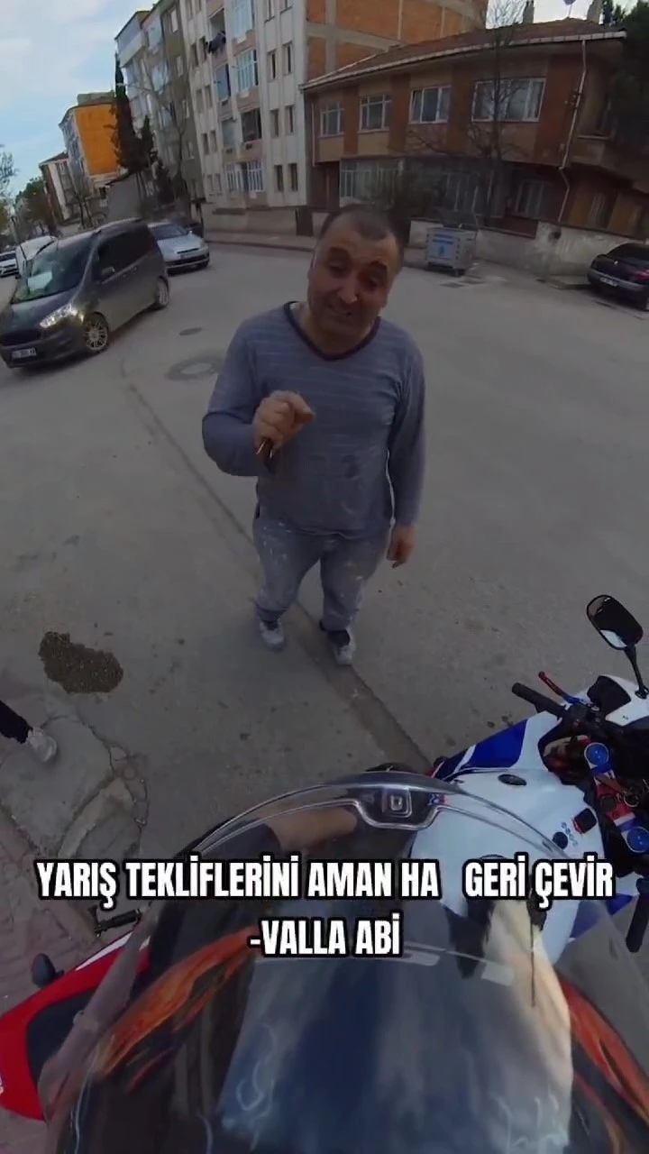 Amasya’da motosikletli genci vatandaş böyle uyardı: “Yarış tekliflerini geri çevir”
