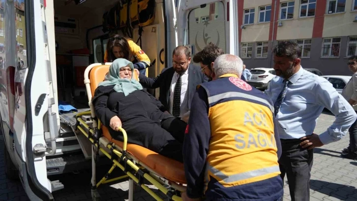 Ambulansla oy kullanacağı okula getirilen kadın: "Devletimizden Allah razı olsun"
