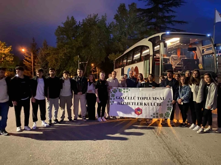Anadolu Üniversitesi öğrencileri deprem bölgesinde kütüphaneler kurmak için yola çıktı
