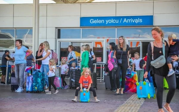 Antalya'da turist sayısı 11 milyonu aştı, sezon kasım sonuna uzadı