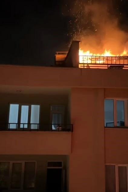 Apartmanın çatı katında çıkan yangın korkuttu
