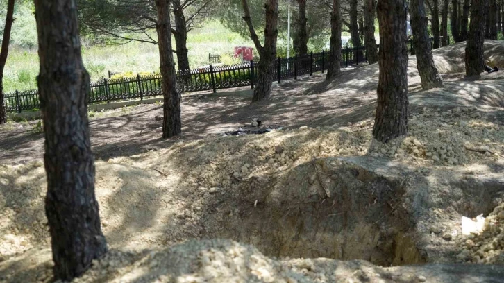 Arnavutköy’de defineciler şehit mezarlığının etrafını delik deşik etti

