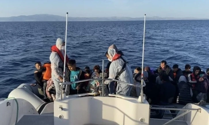 Ayvacık açıklarında 26’sı çocuk 54 kaçak göçmen yakalandı
